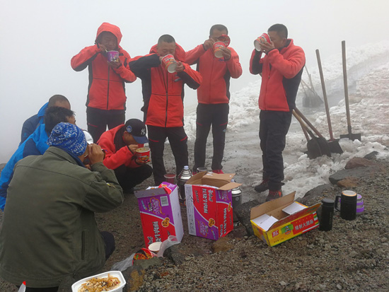 為了南景區(qū)早日開放,他們?cè)谛袆?dòng)